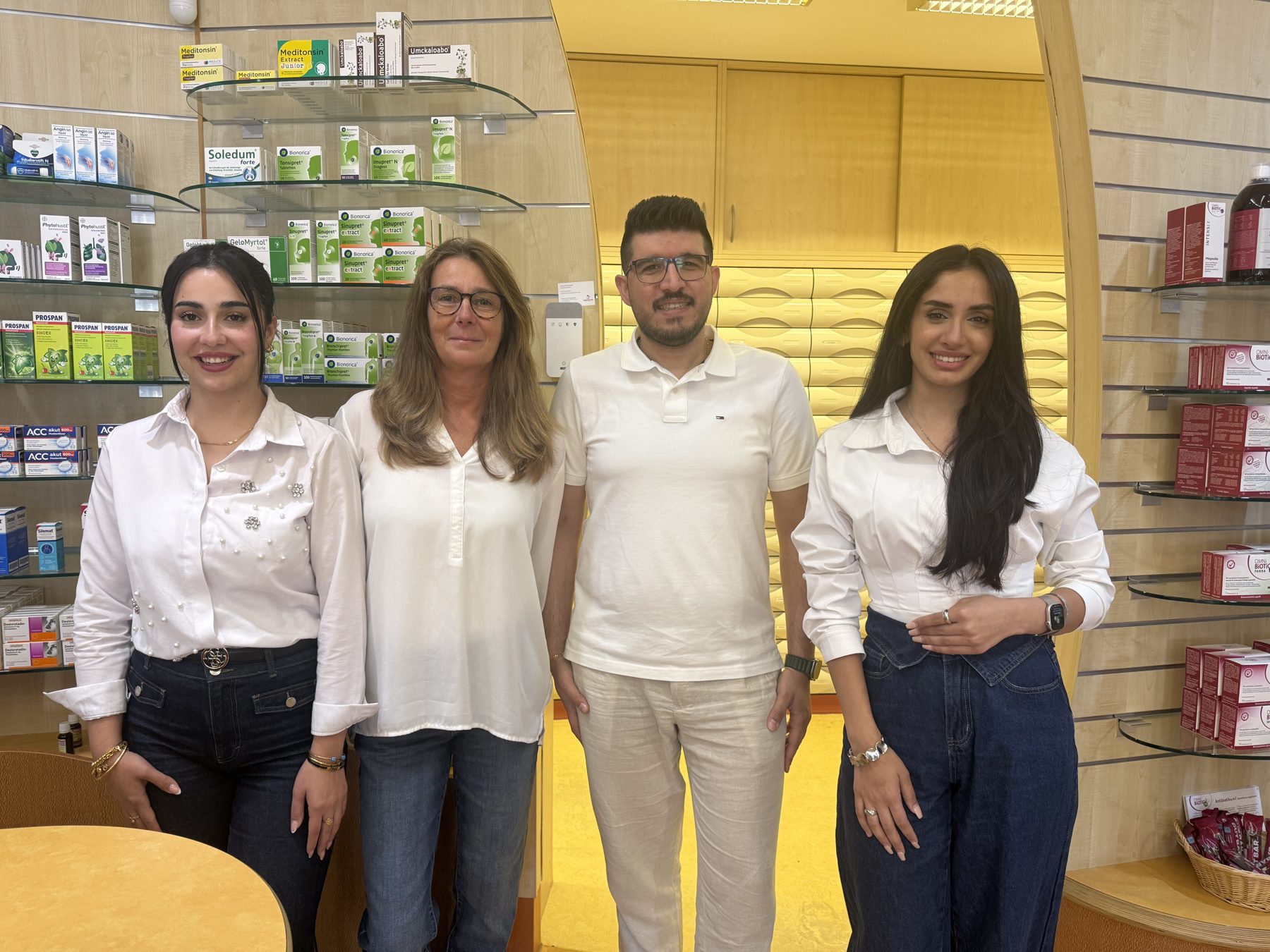 Das Team der Delphin-Apotheke Isernhagen vor dem HV-Tisch