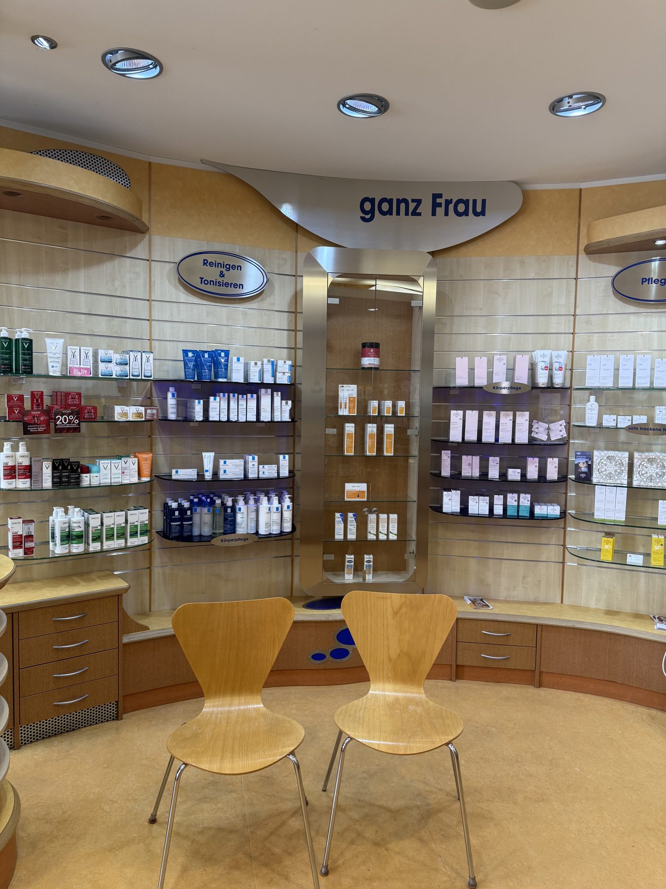 Offizin der Delphin-Apotheke