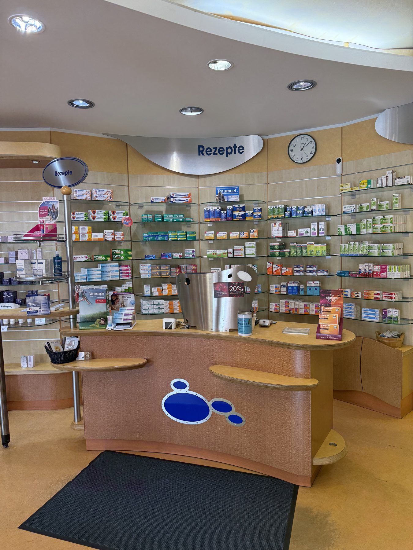 Inhaber Fadi Alhaddad in der Delphin-Apotheke